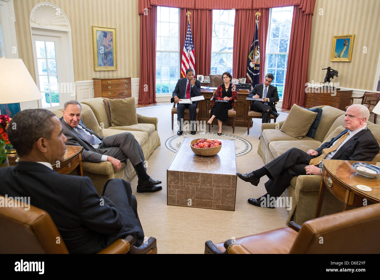 Präsident Barack Obama trifft sich mit Senator Chuck Schumer, links, und Senator John McCain, Zuwanderungsgesetz im Oval Office des weißen Hauses zu diskutieren. Auch Teilnahme an, von links, sind: Rob Nabors, Deputy Chief Of Staff für die Politik; Cecilia Muñoz, Direktor der europäischen Innenpolitik; und Miguel Rodriguez, Director of Legislative Affairs. Stockfoto