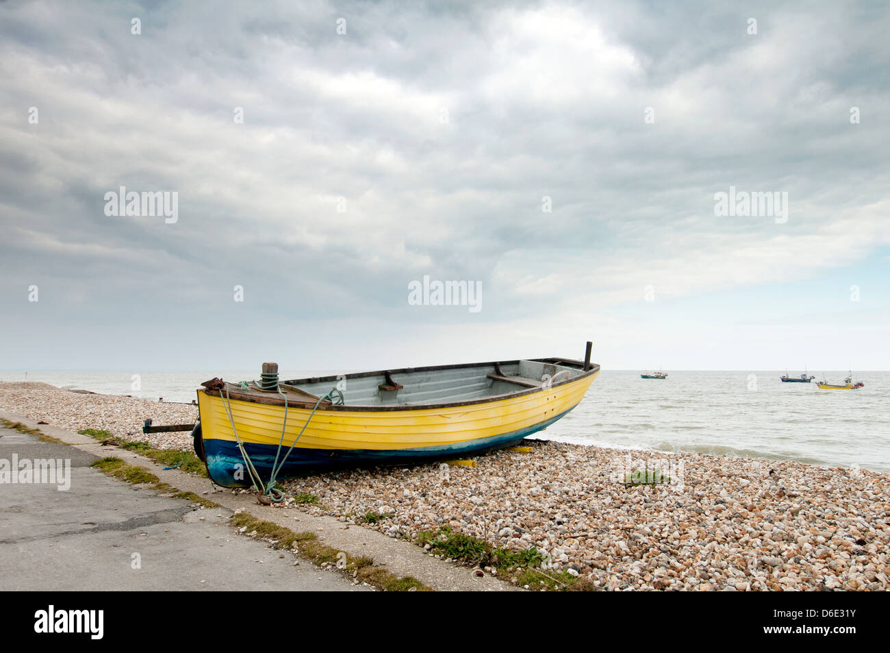 gelbe Fischerboot am Ufer bei Selsey Bill Stockfoto