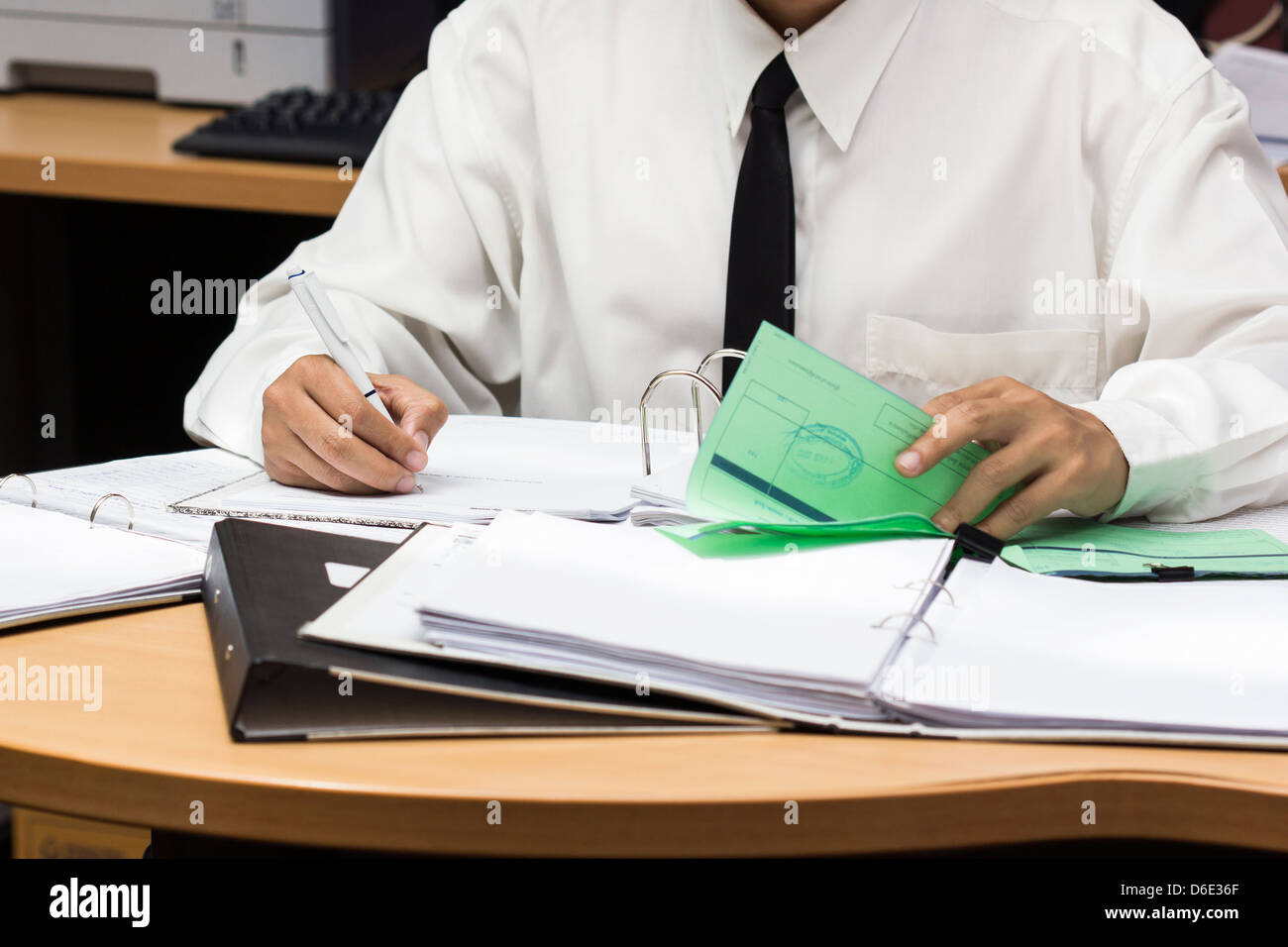 Geschäftsmann Schreibpapier in Datei, ist er damit beschäftigt Stockfoto