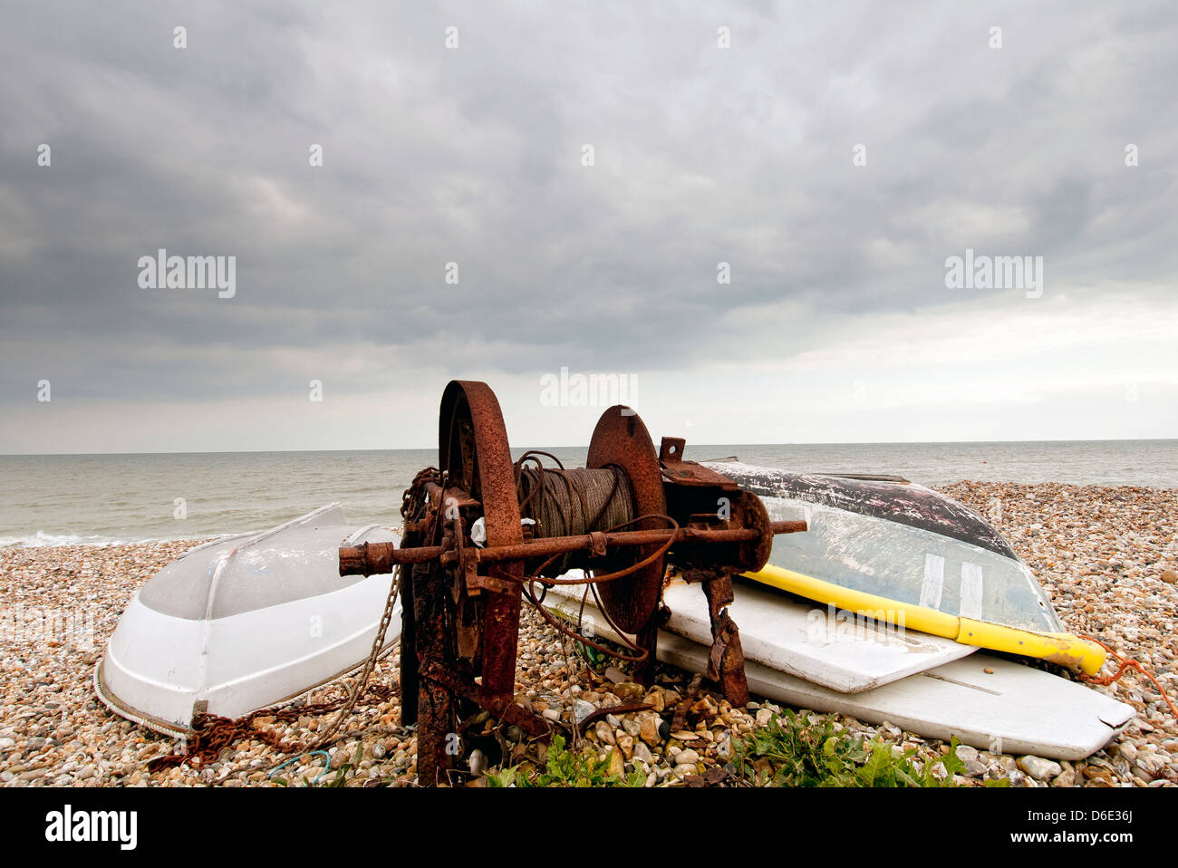 Boote und rostigen Seilwinde an der Küste bei Selsey Bill, Fischwirtschaft UK Stockfoto