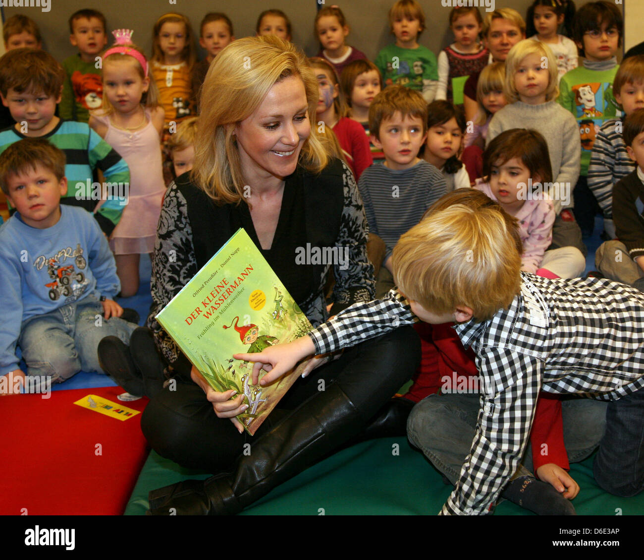 Frau des Bundespräsidenten, Bettina Wulff, liest ein Buch mit Kindern des Kindergartens "Kritzelknirpse" in Berlin, Deutschland, 17. Januar 2012. Bettina Wulff besucht den Kindergarten als Botschafter der Stiftung Lesen Lesen, deren Schirmherrin sie ist zu lesen. Foto: Stephanie Pilick Stockfoto