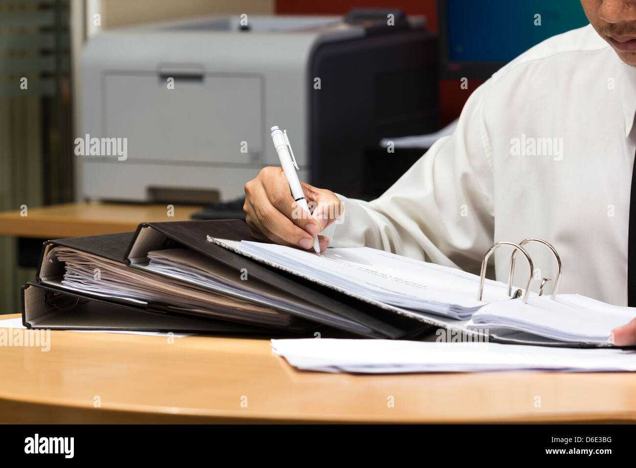 Geschäftsmann Schreibpapier in Datei, harte Arbeit zu tun Stockfoto