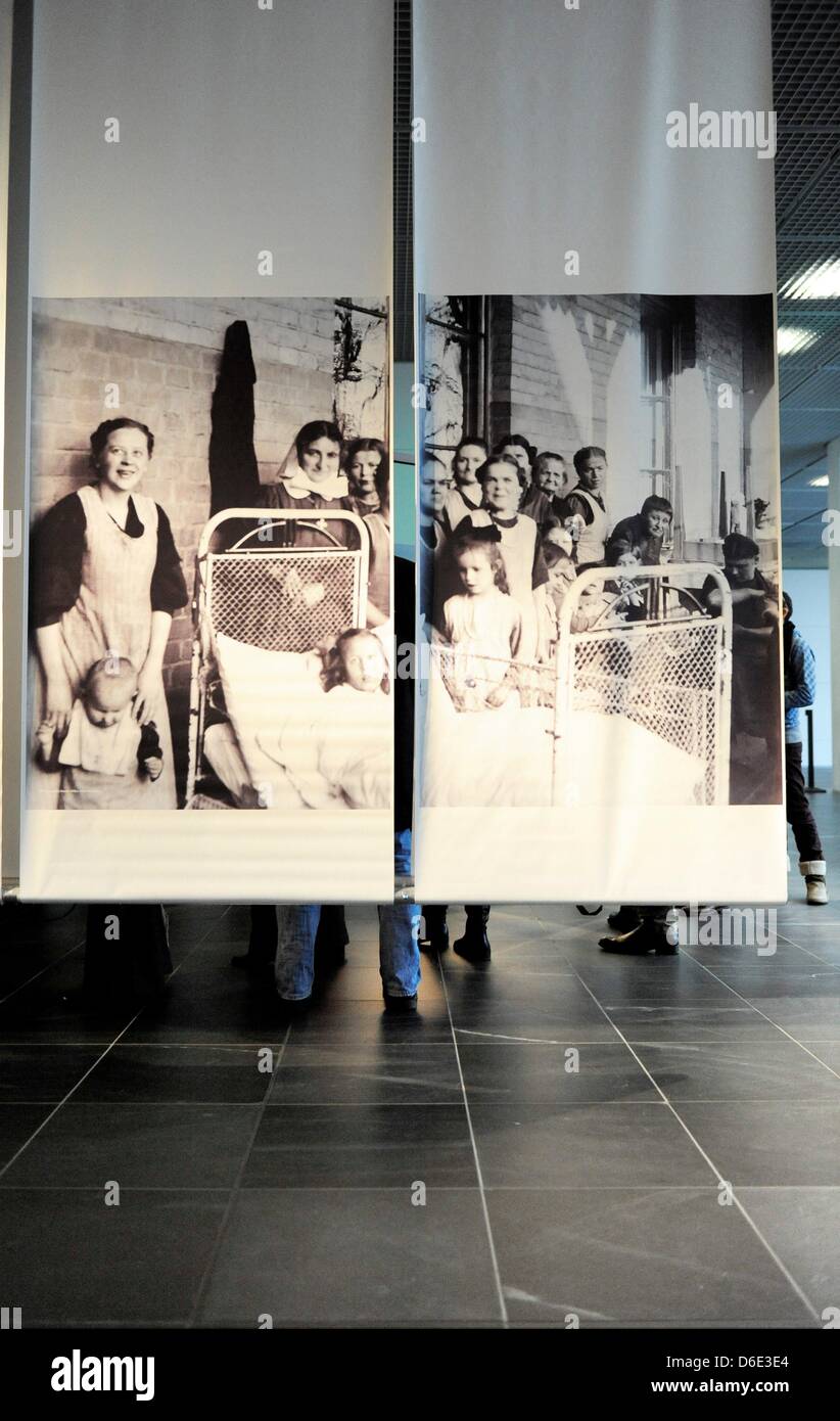 Menschen besuchen die Ausstellung "In Erinnerung an die Kinder" auf das NS-Dokumentationszentrum "Topographie des Terrors" in Berlin, Deutschland, 17. Januar 2012. Über siebzig Jahre nach der systematische Vernichtung von körperlich und geistig behinderten Personen in 1939/1940, begann dieser Ausstellung erinnert an dieses dunkle Kapitel der "Kinder-Euthanasie" Programm während der NS-Zeit. Unter thi Stockfoto