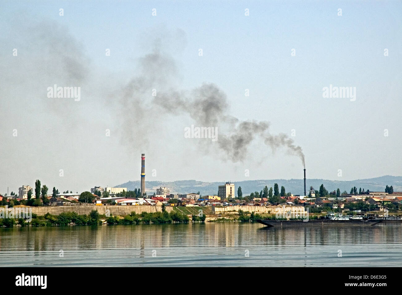 Europa, Rumänien, Ostrovul Simian Rauch Schornstein emittierende schwarze Verschmutzung Stockfoto