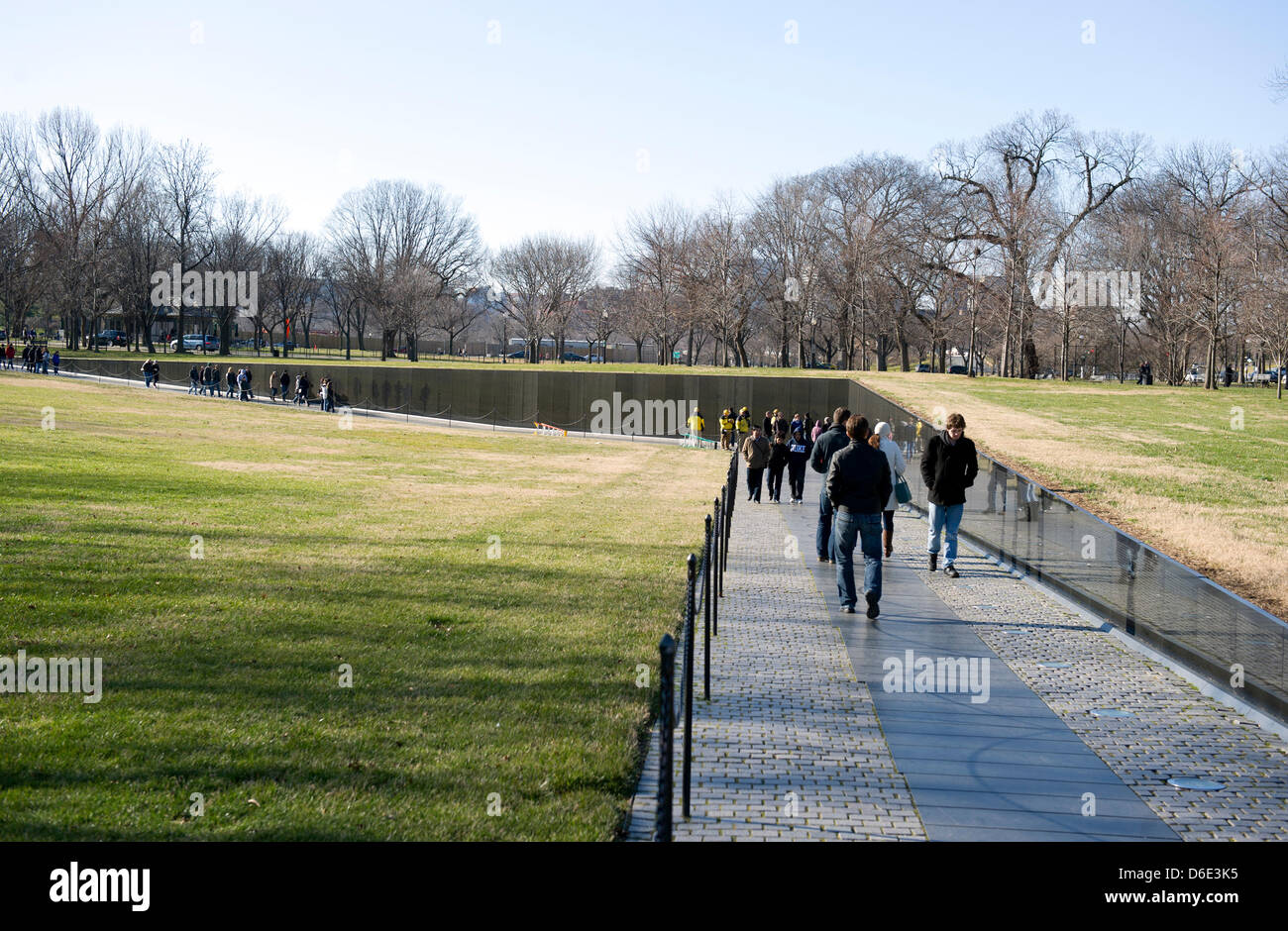 Touristen besuchen das Vietnam Veterans Memorial in Washington, D.C. am Sonntag, den 15. Januar 2012..Credit: Ron Sachs / CNP Stockfoto