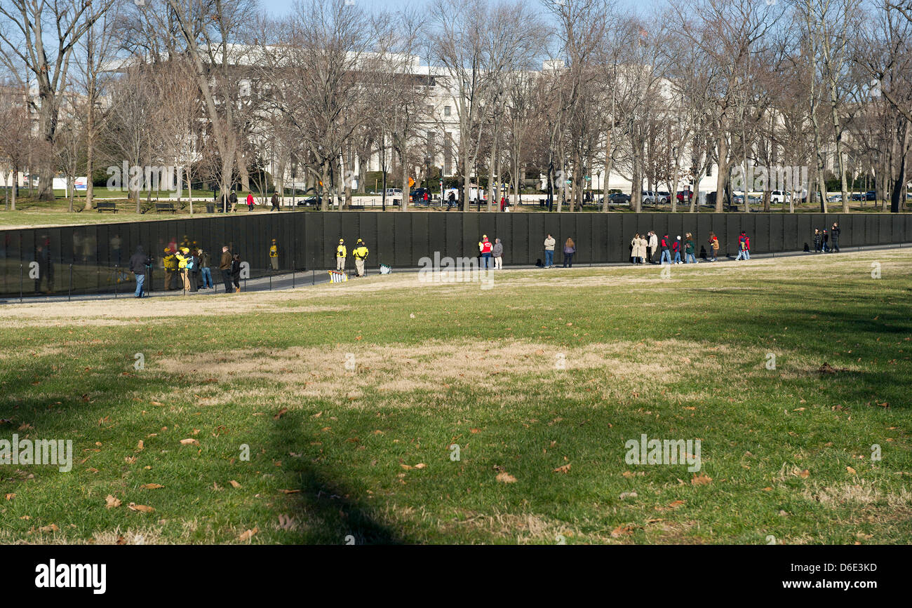 Touristen besuchen das Vietnam Veterans Memorial in Washington, D.C. am Sonntag, den 15. Januar 2012..Credit: Ron Sachs / CNP Stockfoto