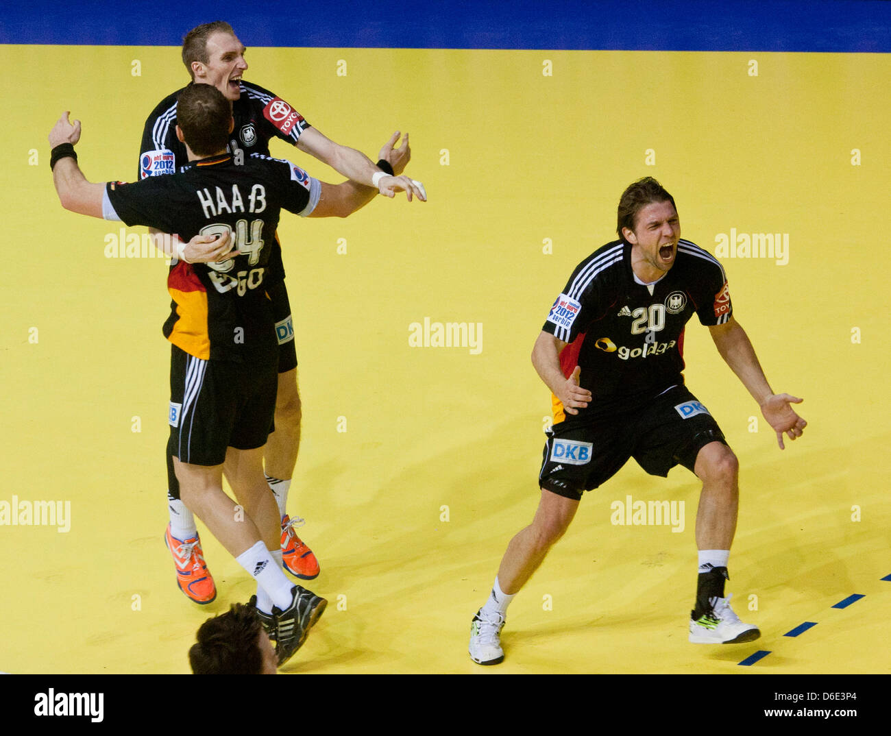 Deutschlands Christian Sprenger (R-L), Holger Glandorf und Michael Haass feiern Deutschlands 23-24 Sieg nach die Handball-EM Gruppe B match zwischen Mazedonien und Deutschland in Nis, Serbien, 17. Januar 2012. Foto: Jens Wolf Stockfoto