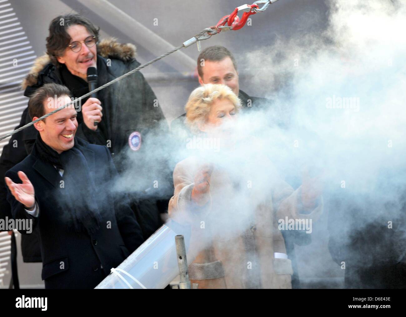 Florian Reiff, managing Director von Tischman Speyer in Deutschland, und der Oberbürgermeister von Frankfurt Main Petra Roth sind erstaunt über die Dämpfe ein Kunststoffrohr aus, nachdem die kupferne Schatulle in auf der Baustelle rutschte anlässlich der Grundsteinlegung für die von der TaunusTurm. Der Wolkenkratzer wird 170 Meter hoch sein. Foto: EMILY WABITSCH Stockfoto