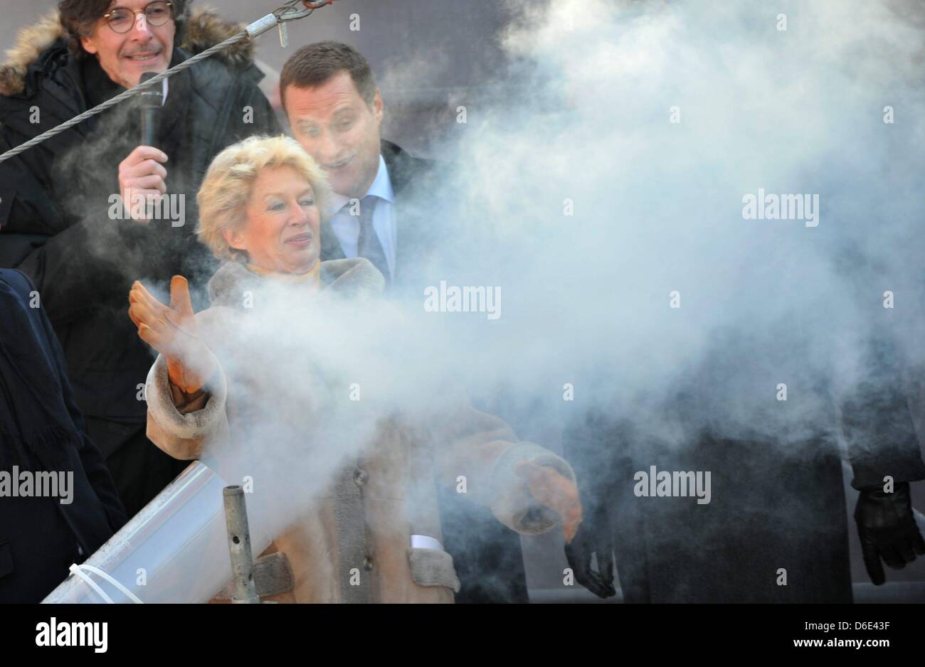 Oberbürgermeister von Frankfurt Main Petra Roth sind erstaunt über die Dämpfe ein Kunststoffrohr aus, nachdem die kupferne Schatulle in auf der Baustelle rutschte anlässlich der Grundsteinlegung für die von der TaunusTurm. Der Wolkenkratzer wird 170 Meter hoch sein. Foto: EMILY WABITSCH Stockfoto