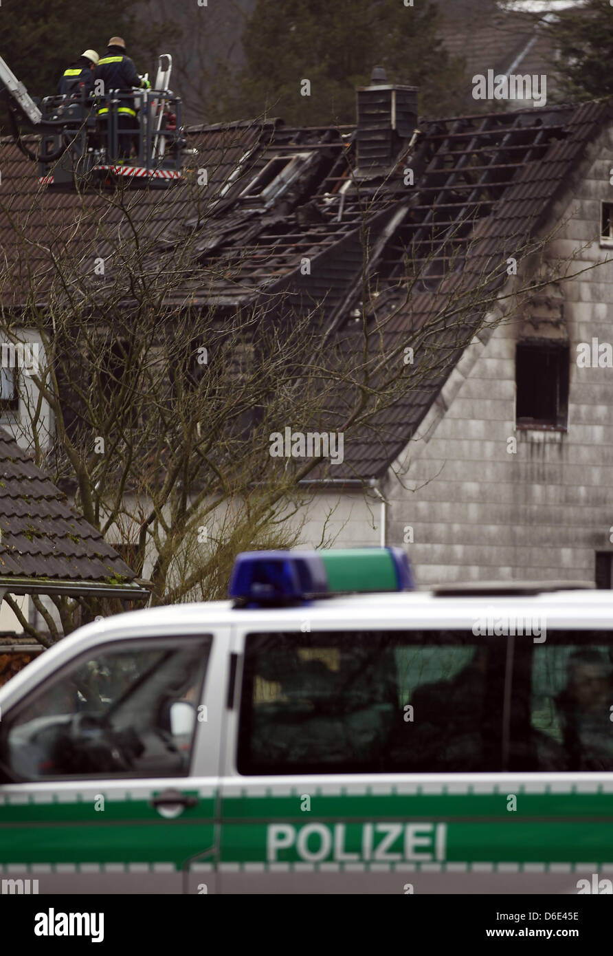 Ein Polizeifahrzeug sitzt vor der Website eines Feuers in Aachen, Deutschland, 18. Januar 2012. Bei einem Brand in einer Doppelhaushälfte starben drei Kinder. Foto: OLIVER BERG Stockfoto