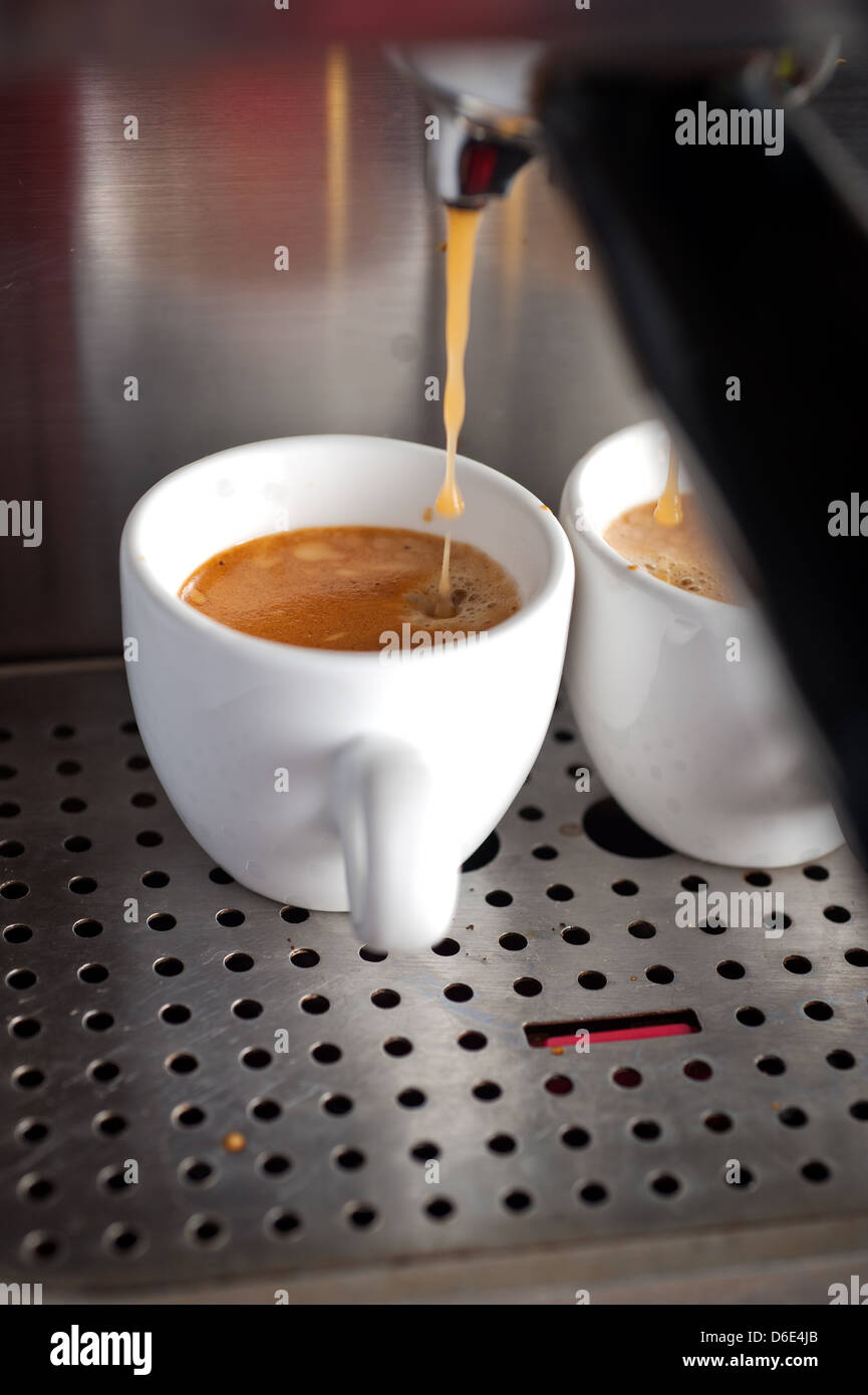 Italienischer Espresso-Kaffee mit Profi-Maschine Makro Stockfoto
