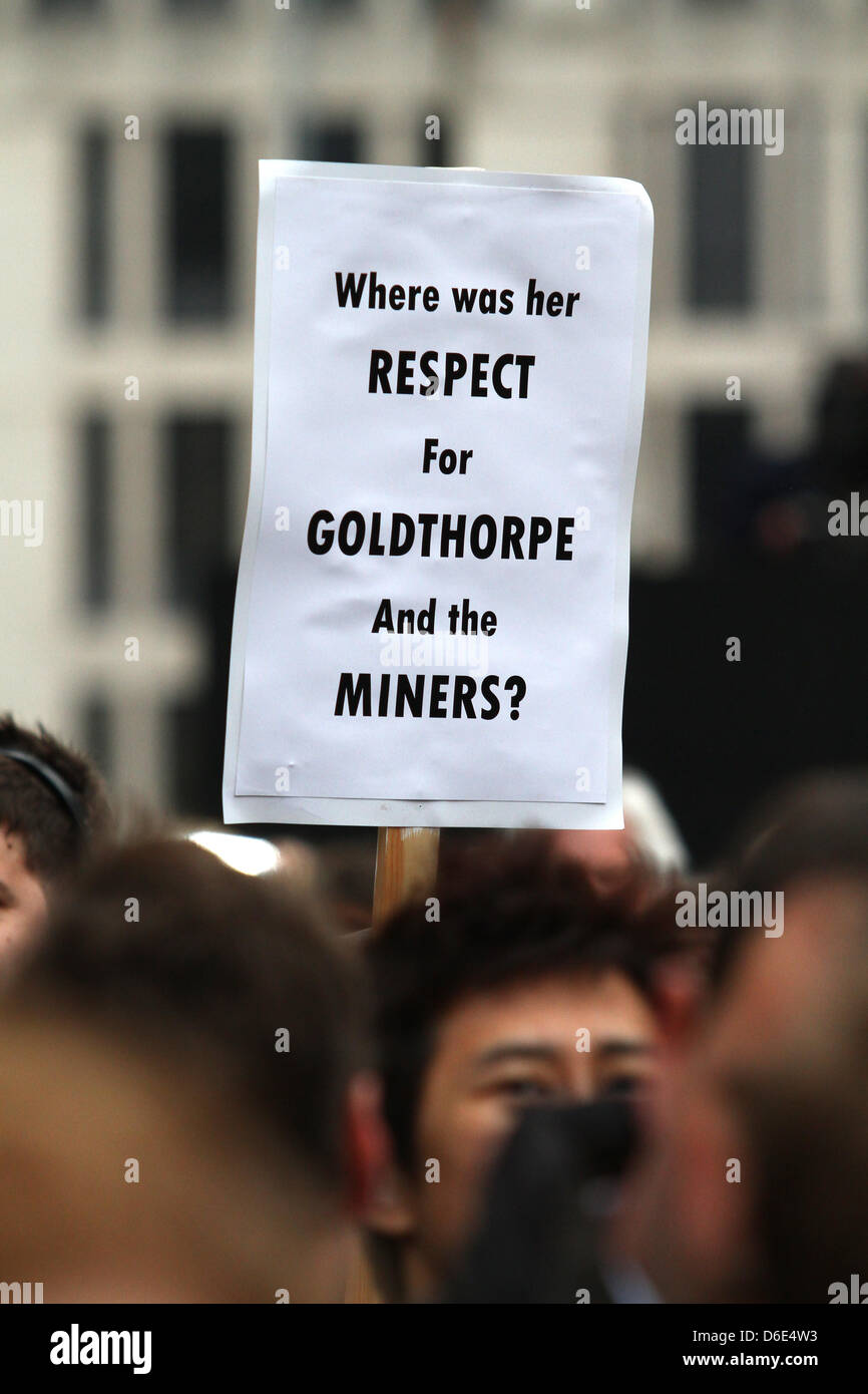 BARONESS THATCHER Demonstranten MARGRET THATCHER Beerdigung 17. April 2013 LUDGATE LONDON ENGLAND UK Stockfoto