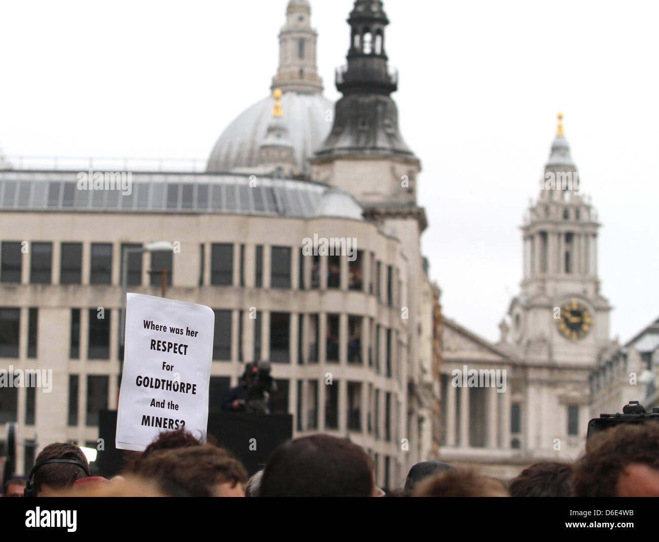BARONESS THATCHER Demonstranten MARGRET THATCHER Beerdigung 17. April 2013 LUDGATE LONDON ENGLAND UK Stockfoto