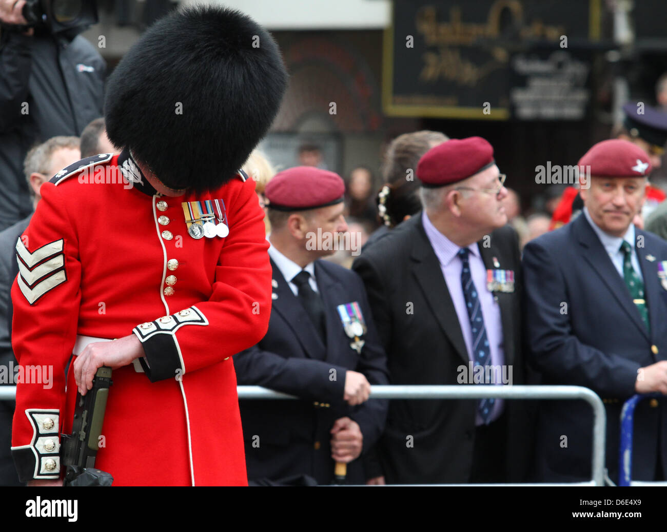 Gardist neigt Kopf vor EX-Soldaten MARGRET THATCHER Beerdigung 17. April 2013 LUDGATE LONDON ENGLAND UK Stockfoto