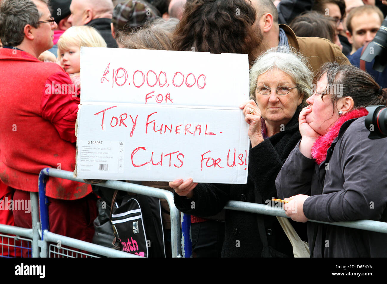 BARONESS THATCHER Demonstranten MARGRET THATCHER Beerdigung 17. April 2013 LUDGATE LONDON ENGLAND UK Stockfoto