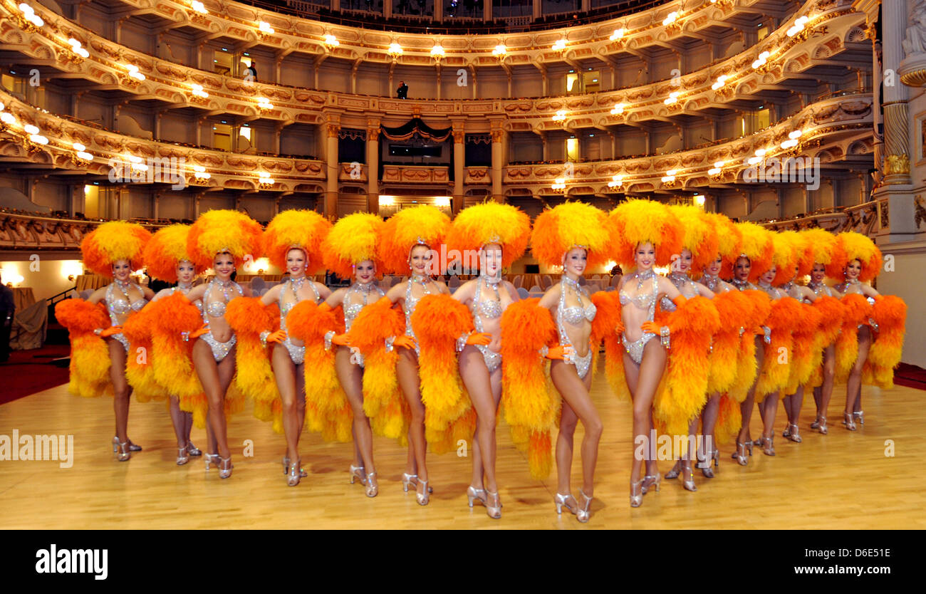 Tänzer des Moulin Rouge in Paris darstellen auf der Bühne der Semperoper in Dresden, Deutschland, 19. Januar 2012. Mehr als 2,200 Gäste werden erwartet, die Semper Opernball am 20. Januar 2012 zu besuchen. Foto: Matthias Hiekel Stockfoto