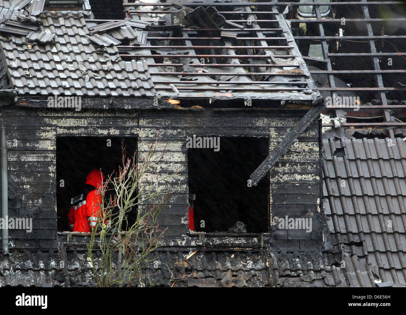 Feuer-Ermittler versuchen, die Ursache von einem verheerenden Brand in Aachen, Deutschland, 19. Januar 2012 zu ermitteln. Drei Kinder starben im Feuer am 18. Januar 2012. Der Dachstuhl wurde vollständig verbrannt, der Rest der Halb freistehendes Haus, die nur die Hülle bleibt. Foto: RALF ROEGER Stockfoto