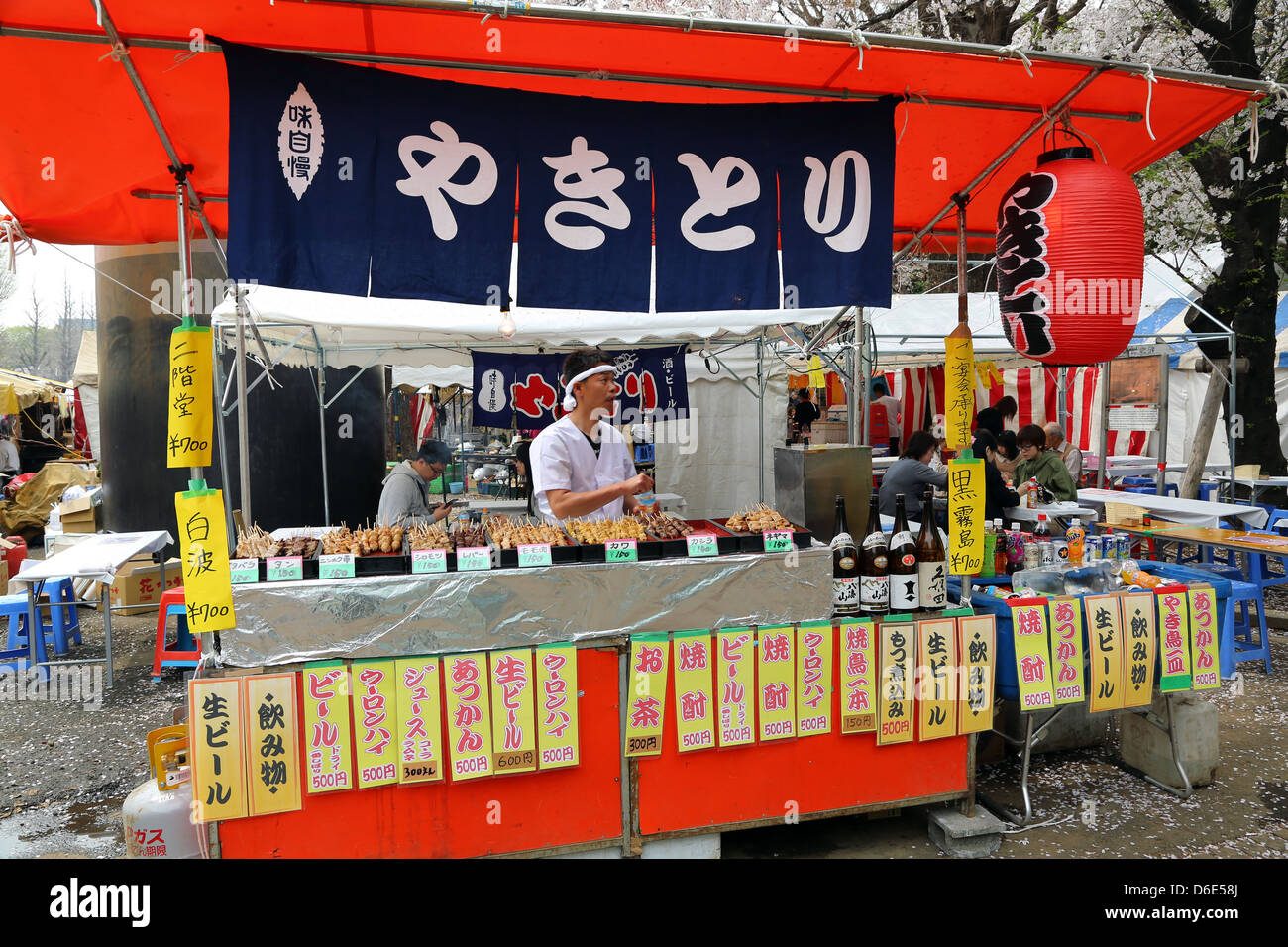 Fast-Food-Stand auf einer Messe in Kudanshita in Tokio, Japan Kirschblüte Stockfoto