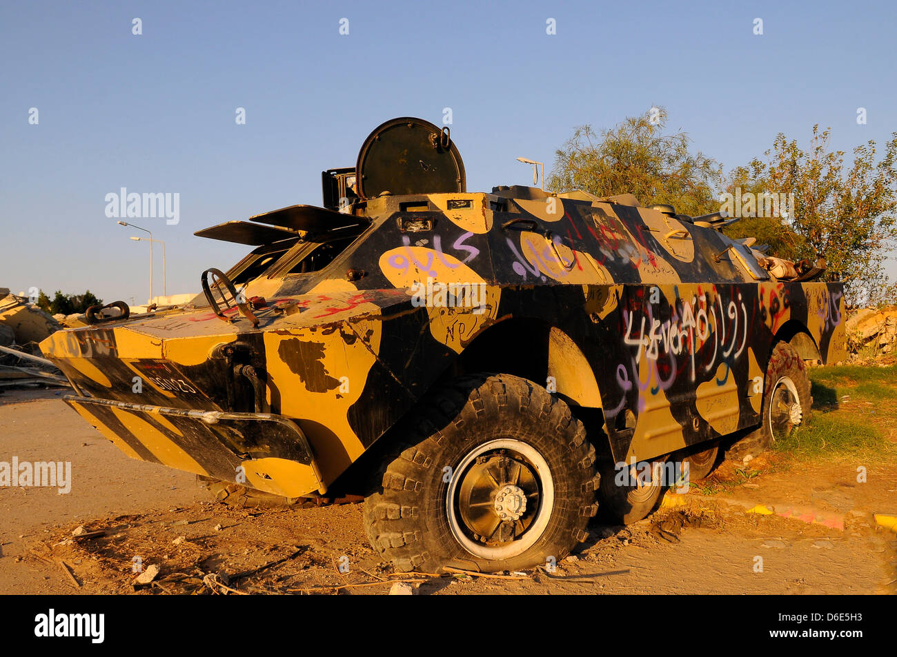 Ein Blick auf die Reste der eine gepanzerte Mannschaftswagen im Bab al-Azizia Bezirk von Tripolis, Libyen, 1. Dezember 2011. Der Bezirk von Bab al-Azizia war eines der Ziele der verstärkten Bombenangriffe der NATO, die ab Ende März 2011 während des libyschen Bürgerkriegs. Der Bereich Accmmodated verschiedene Regierung Paläste, Adminstration Büros und das militärische Hauptquartier der Stockfoto