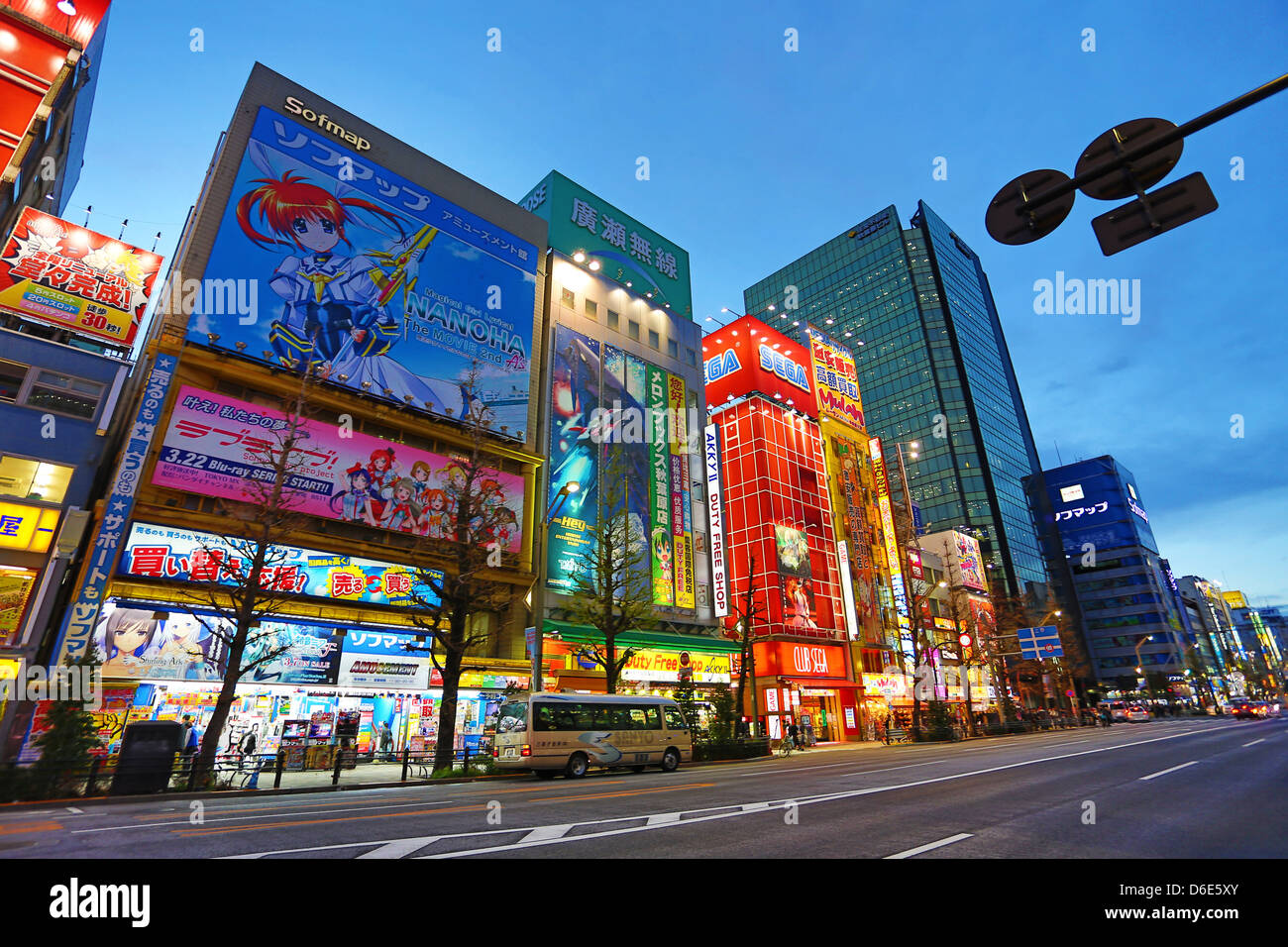 Nachtaufnahme von Gebäuden, Zeichen und Lichter auf der Straße in Akihabara Electric Town, Tokyo, Japan Stockfoto