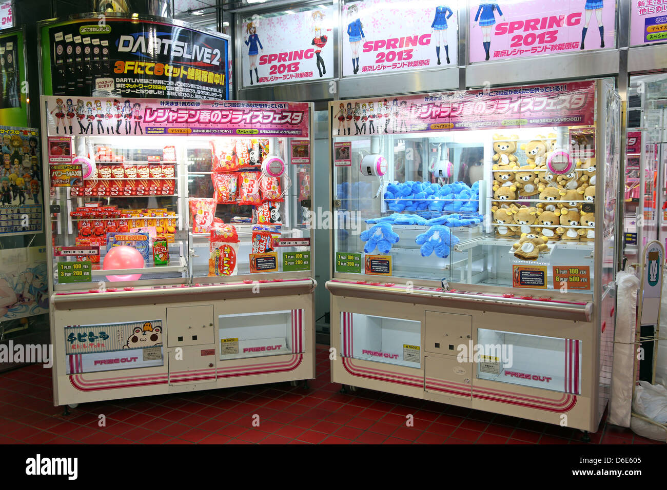 Rilakkuma Bär Plüschtier Kran-Maschine in Akihabara Electric Town in Tokio, Japan Stockfoto