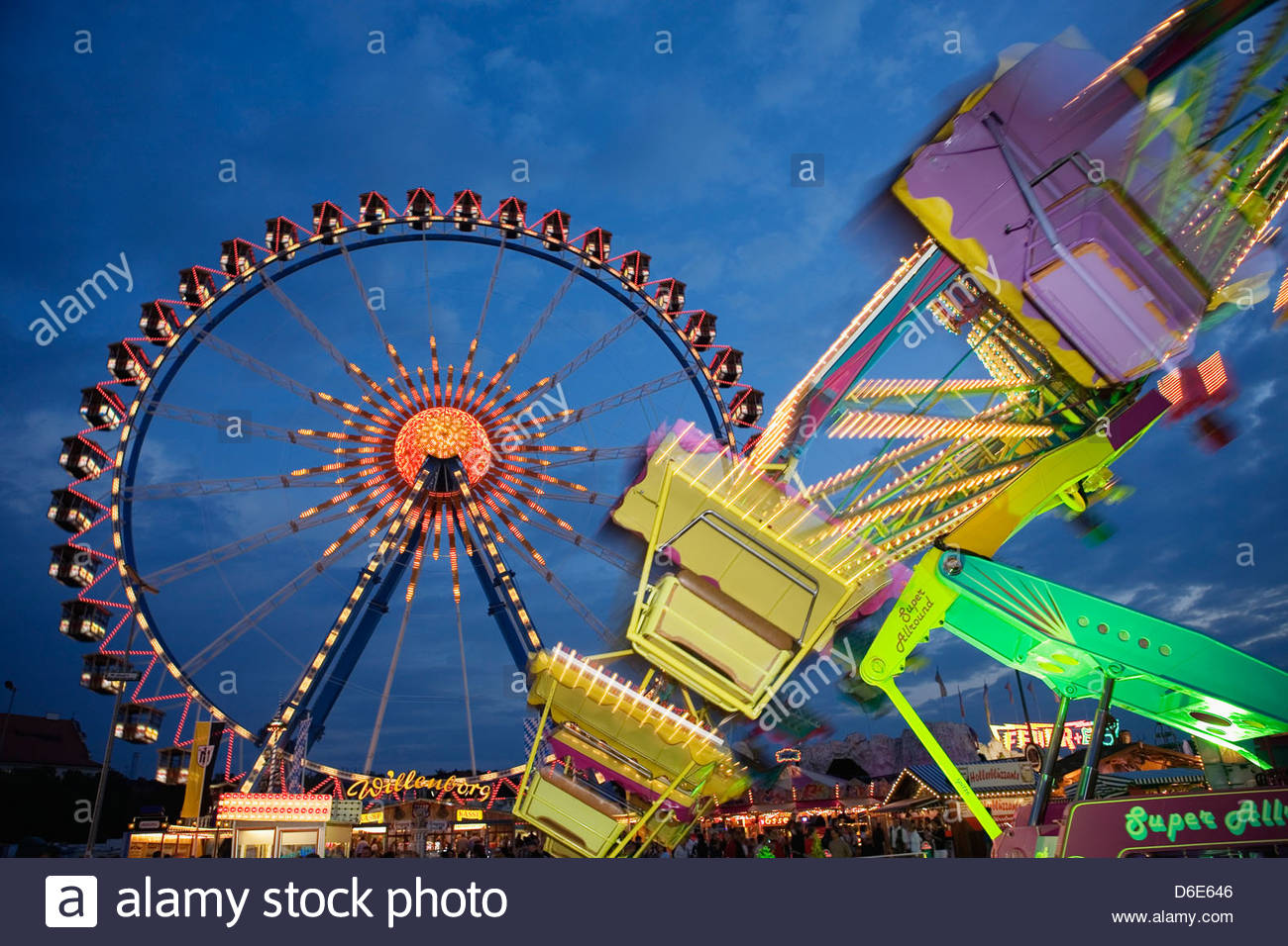 Beleuchteten Fahrgeschäfte Nacht Oktoberfest München Stockfoto, Bild ...