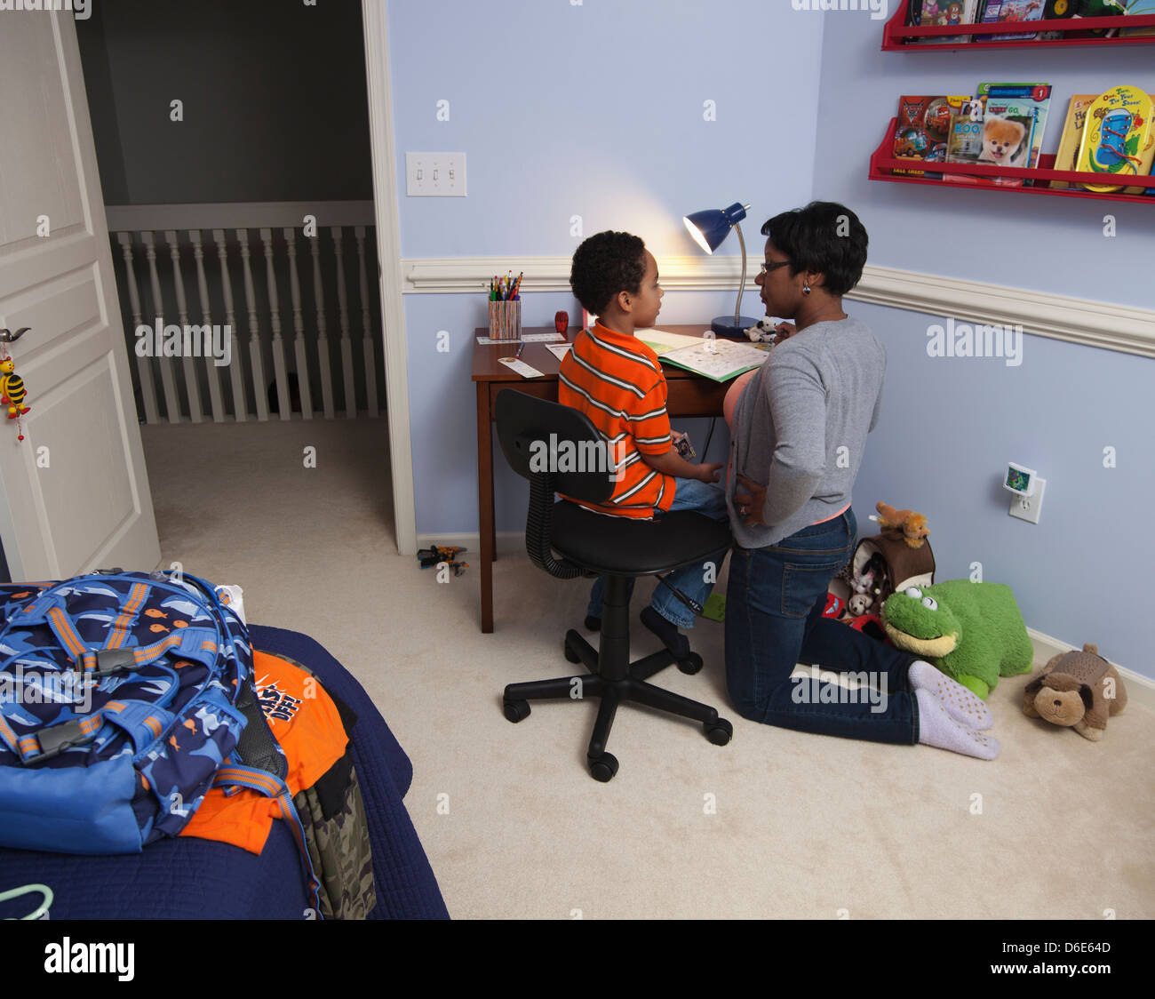 Mutter hilft Sohn bei den Hausaufgaben Stockfoto