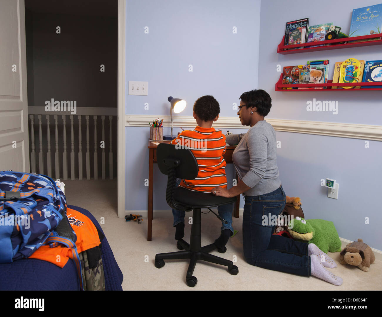 Mutter hilft Sohn bei den Hausaufgaben Stockfoto