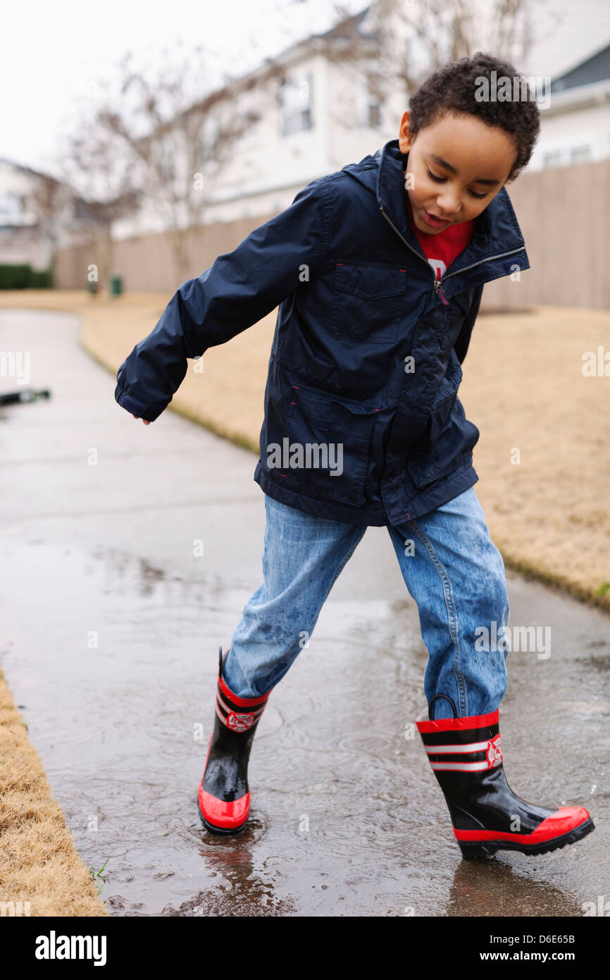 Gemischte Rassen junge spritzt in Lackoptik Stockfoto