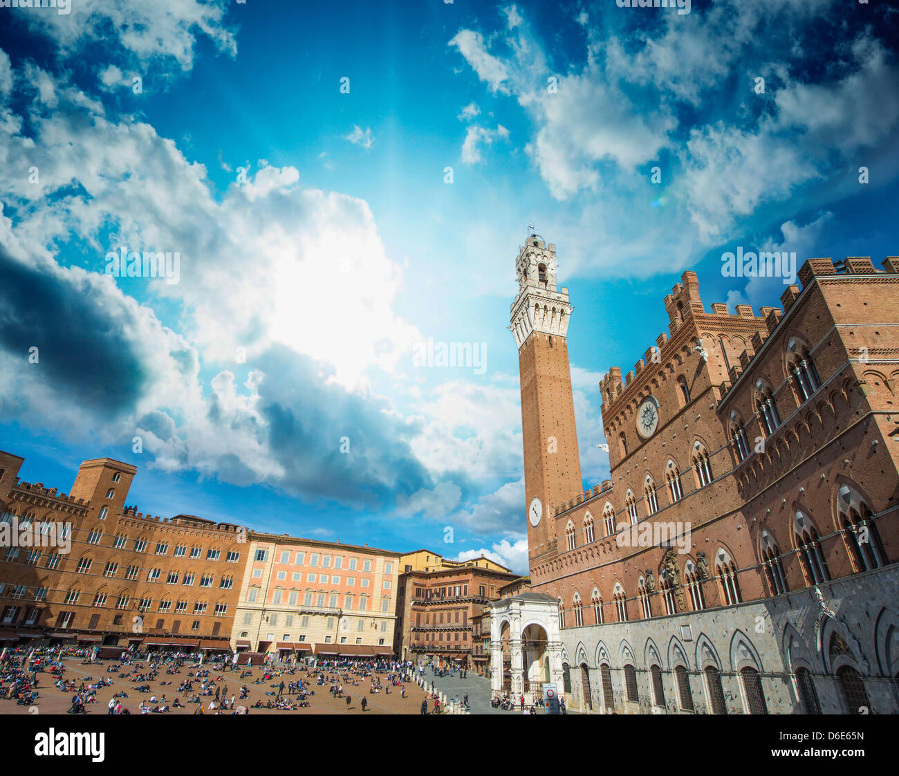 Wunderbare Weitwinkel-Ansicht der Piazza del Campo in Siena, Italien. Stockfoto