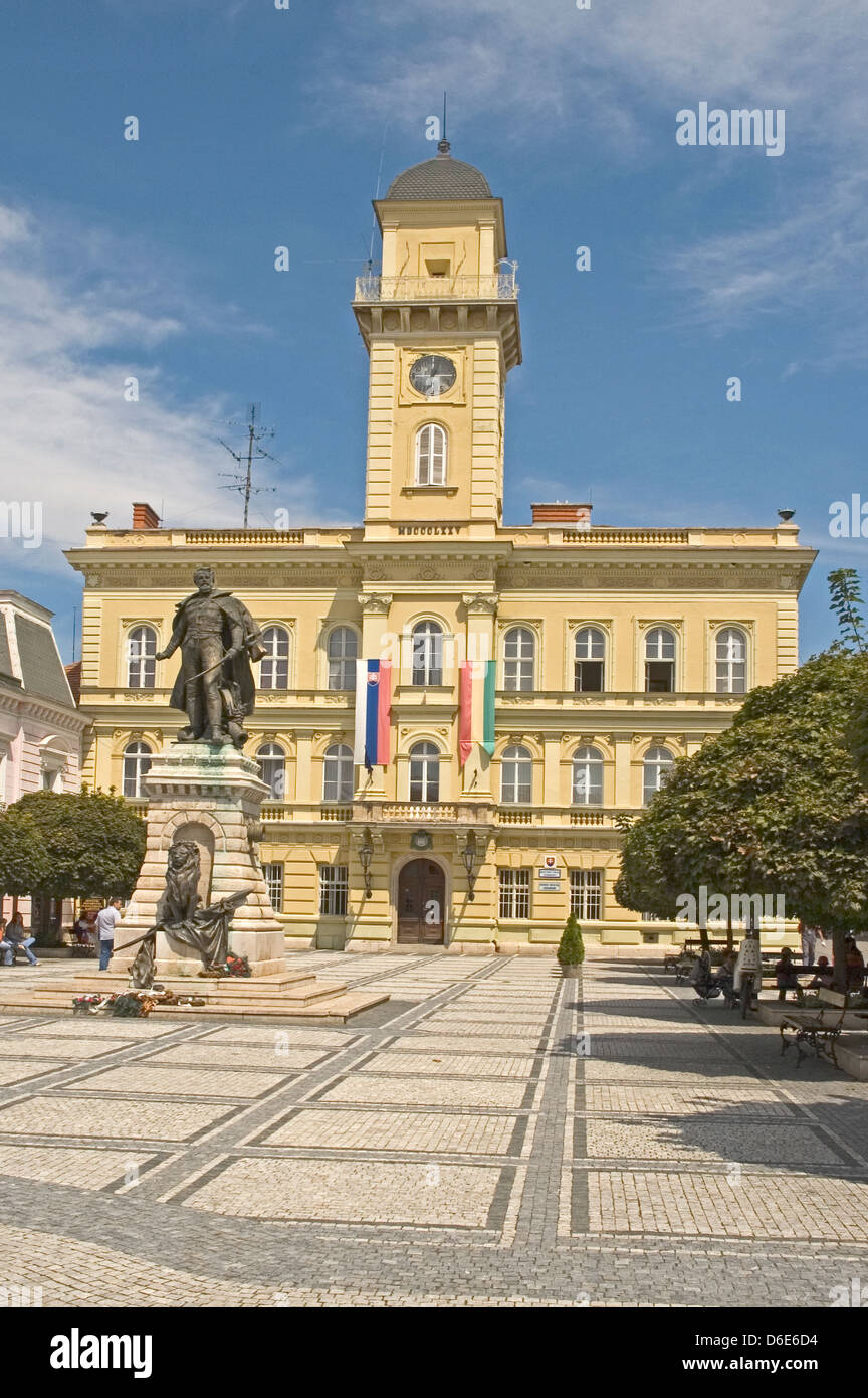 Europa, Slowakei, Komarno, Stadt an der Donau, Rathaus mit General Klapka Statue aus Ungarn geteilt Stockfoto