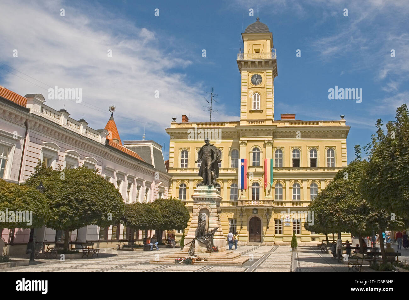 Europa, Slowakei, Komarno, Stadt an der Donau, Rathaus mit General Klapka Statue aus Ungarn geteilt Stockfoto