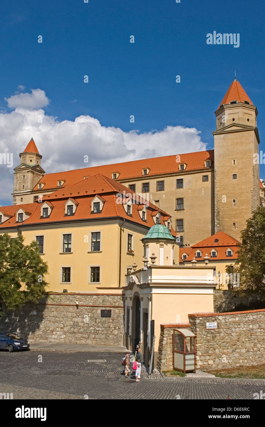 Europa, Slowakei, Bratislava, Schloss mit der Krönung-Turm (rechts vorne) Stockfoto