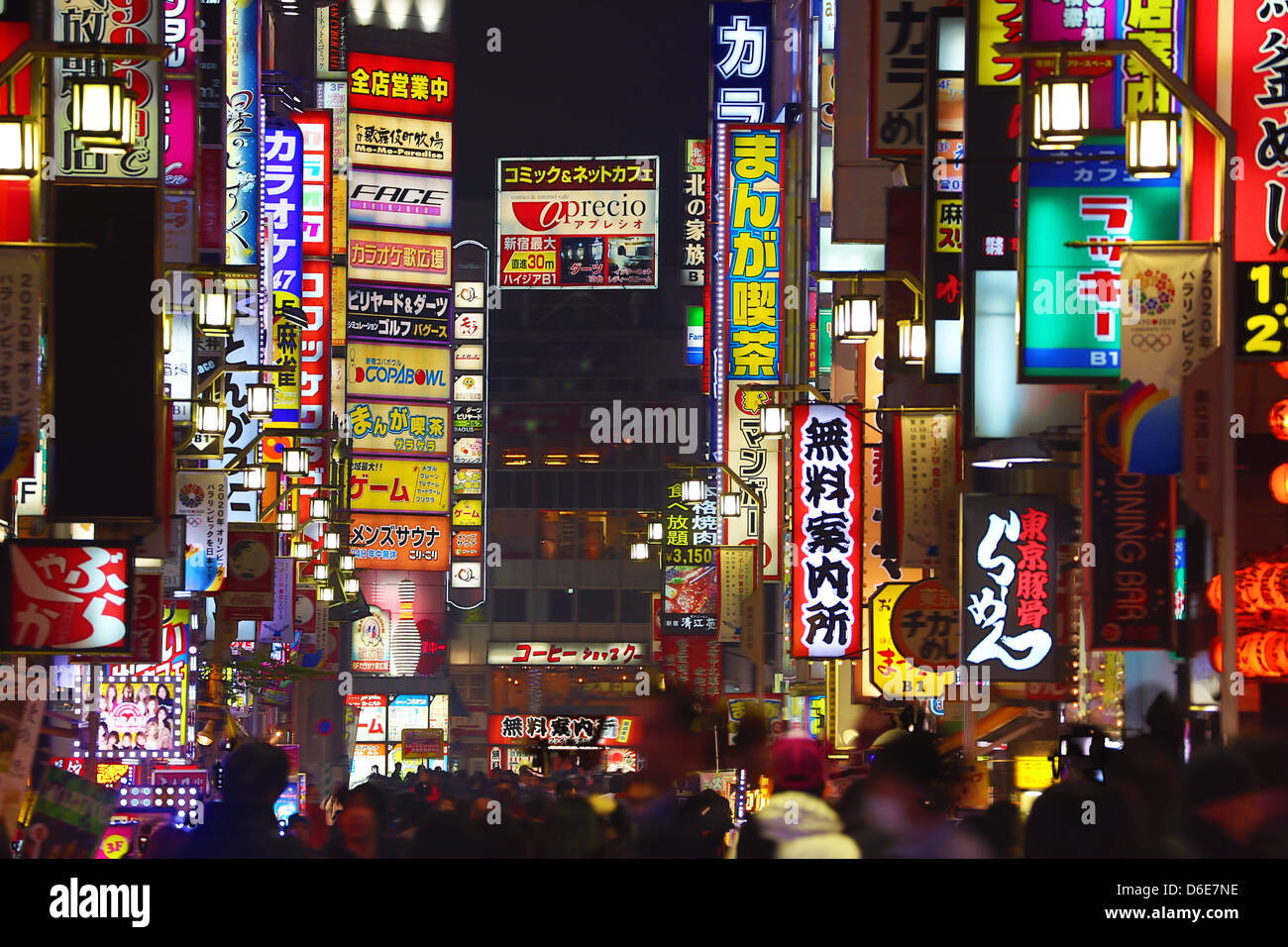 Nachtaufnahme von Straßenschildern und Lichter in Shinjuku, Tokyo, Japan Stockfoto