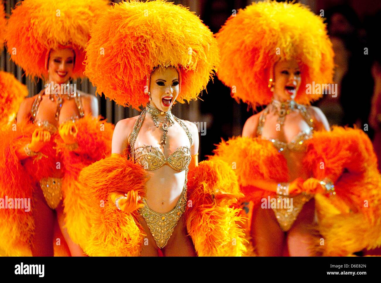 Die Varieté-Show Paris Moulin Rouge Tänzer bei der 7. SemperOpernball am Opernhaus Semperoper in Dresden, Deutschland. Mehr als 2200 Gäste waren zu der Veranstaltung eingeladen. Foto: Sebastian Kahnert Stockfoto