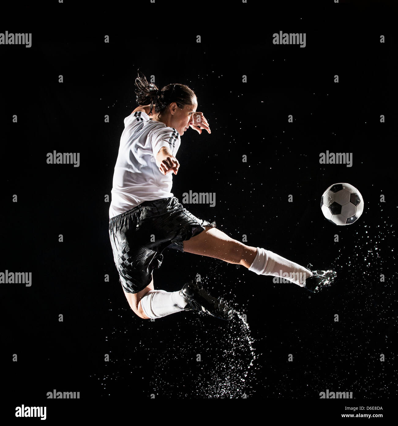 Spanischer Fußballspieler planschen im Wasser Stockfoto