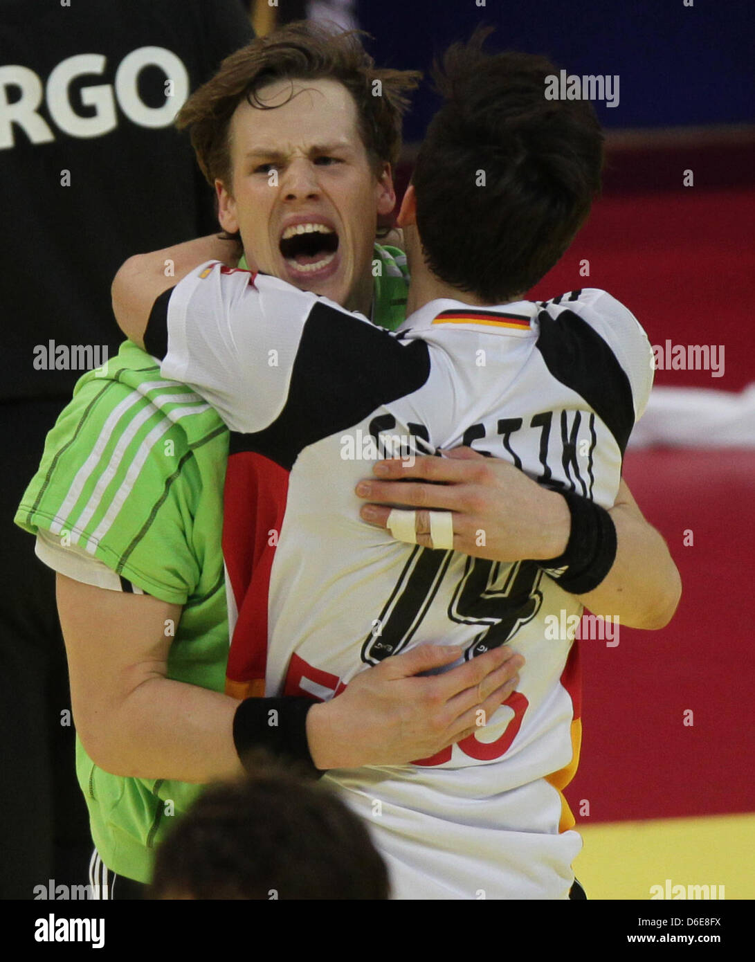 Deutschlands Sven-Sören Christophersen (L) feiert seinen Treffer 21-21-Teamkollege Patrick Groetzki während der Handball-Europameisterschaft-Partie zwischen Serbien und Deutschland in Belgrad, Serbien, 21. Januar 2012. Foto: Jens Wolf Stockfoto