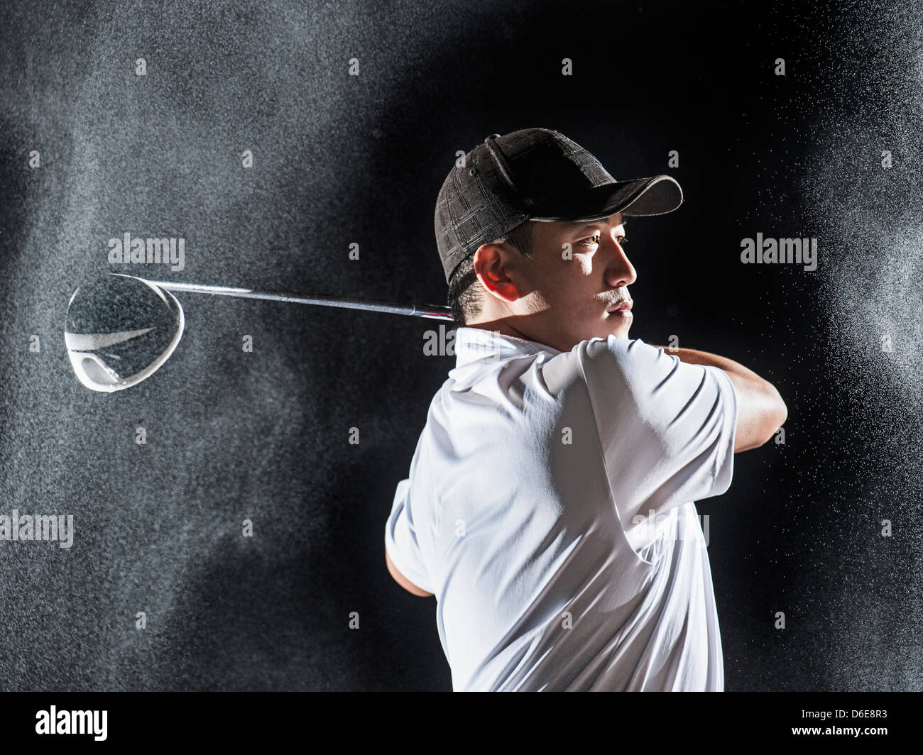 Asien Golf Spieler Knüppeln in Regen Stockfoto