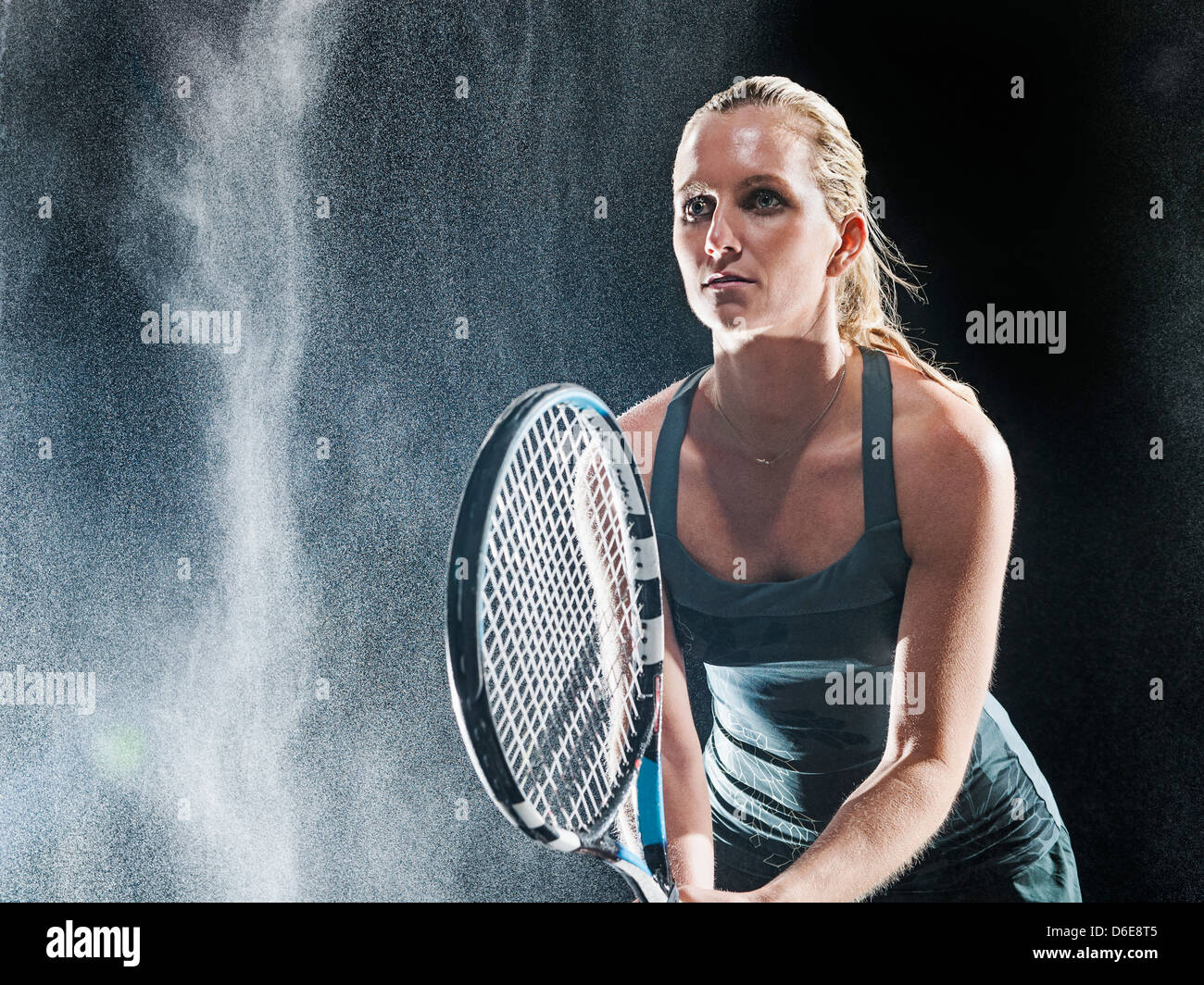 Kaukasische Tennisspieler im Regen stehen Stockfoto