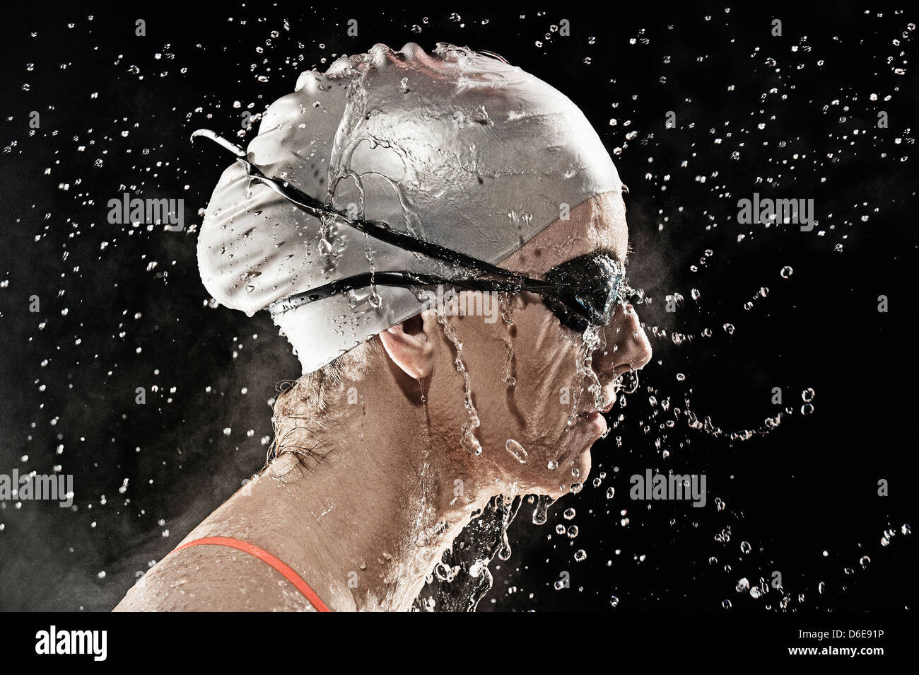 Kaukasische Schwimmer im Regen stehen Stockfoto
