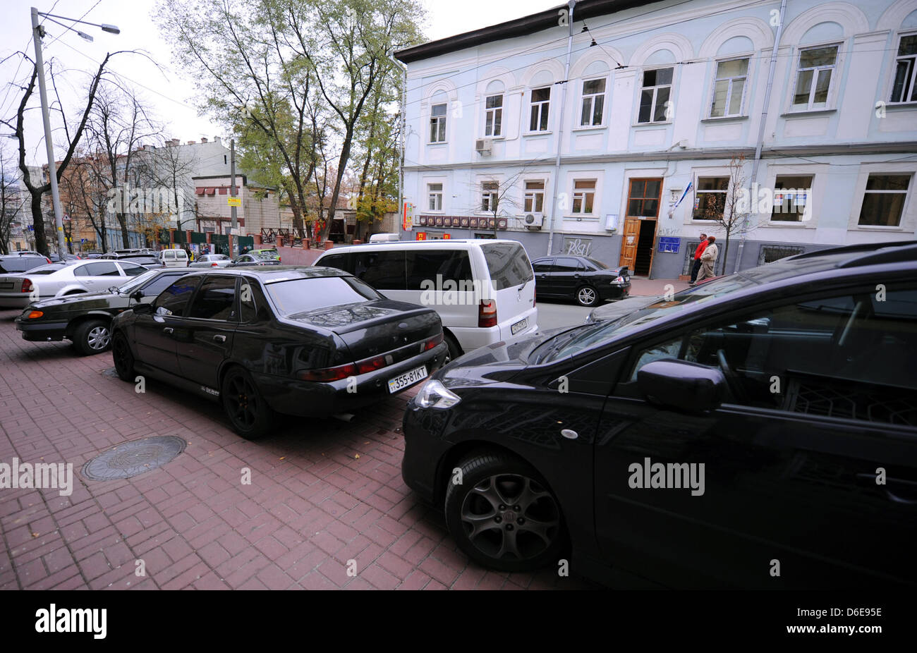Autos parken in zwei Fahrspuren auf einer Straße versperrt den Weg für Fußgänger in der Stadt Zentrum von Kiew, Ukraine, 11. November 2011. Die Hauptstadt der Ukraine ist eines der Veranstaltungsort Städte in der Ukraine und Polen, die Fußball-Europameisterschaft 2012 auszurichten. Kiews Olmypic Stadion veranstaltet die Vorrundenspiele, ein Viertel-Finale und das Endspiel der EURO 2012.  Foto: Thomas Stockfoto