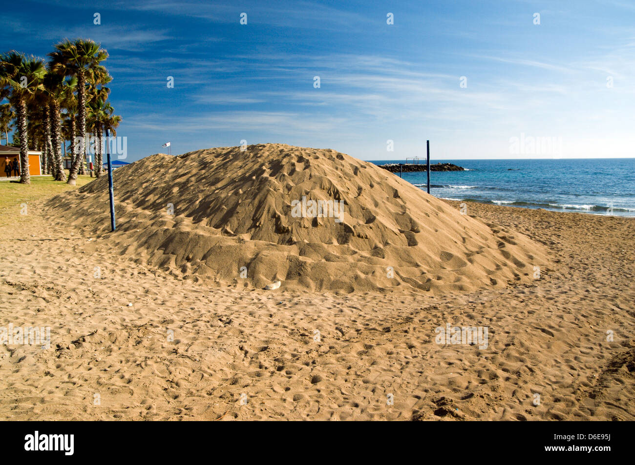 Haufen Sand bereit, wieder aufzufüllen, Beach, Paphos, Zypern. Stockfoto