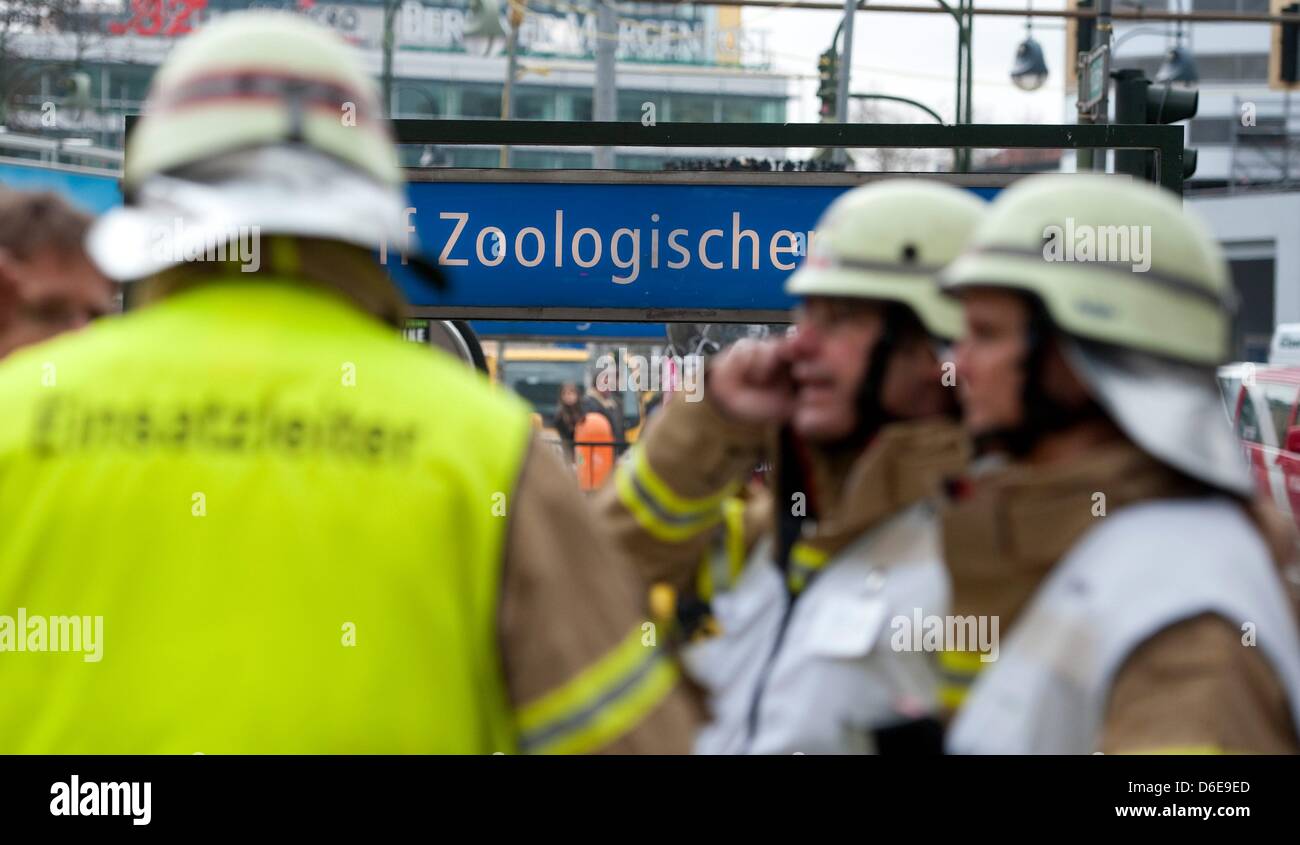 Feuerwehrleute stehen vor der u-Bahnstation Zoologischer Garten in Berlin, Deutschland, 23. Januar 2012. Das Berliner Transportunternehmen aktiviert die Notfallwarnung aufgrund der starken Rauchentwicklung in der u-Bahnstation. Foto: SEBASTIAN KAHNERT Stockfoto