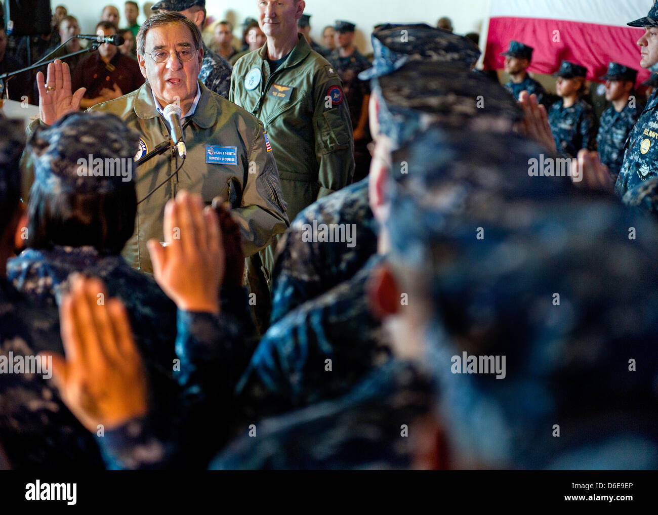 USA US-Verteidigungsminister Leon E. Panetta wirbt neu 21 Seeleute Samstag, 21. Januar 2012 an Bord des Flugzeugträgers USS Enterprise (CVN-65). Das Unternehmen Carrier Strike Group führt eine zusammengesetzte Übung der Einheit (COMPTUEX) im Gange. . Obligatorische Credit: Scott Pittman / US Navy über CNP Stockfoto