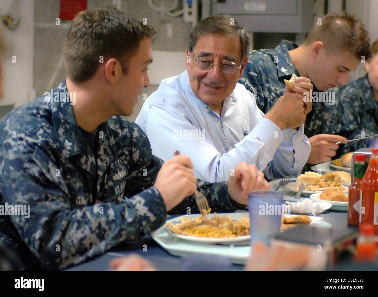 USA US-Verteidigungsminister Leon E. Panetta spricht mit Schaden Controlman 2. Klasse Benjamin Clark während des Mittagessens Samstag, 21. Januar 2012 auf den Chaos-Decks an Bord des Flugzeugträgers USS Enterprise (CVN-65). Das Unternehmen Carrier Strike Group führt eine zusammengesetzte Übung der Einheit (COMPTUEX) im Gange. . Obligatorische Credit: Michael L. Croft Jr. / DoD über CNP Stockfoto