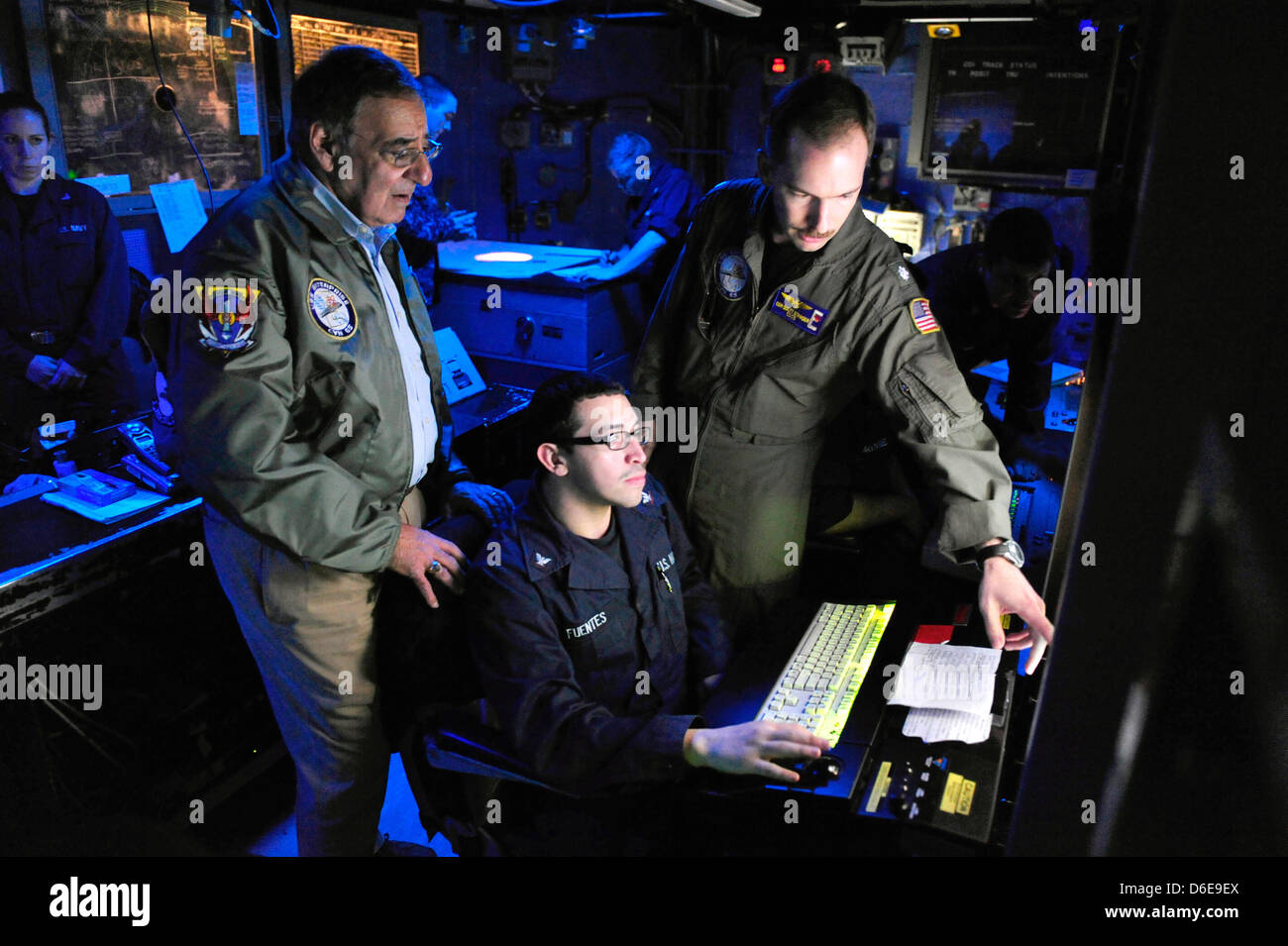 USA US-Verteidigungsminister Leon E. Panetta ist über die Funktionen der Bekämpfung Richtung Zentrum Samstag, 21. Januar 2012 bei einem Besuch an Bord des Flugzeugträgers USS Enterprise (CVN-65) unterrichtet. Das Unternehmen Carrier Strike Group führt eine zusammengesetzte Übung der Einheit (COMPTUEX) im Gange. . Obligatorische Credit: Michael L. Croft Jr. / DoD über CNP Stockfoto