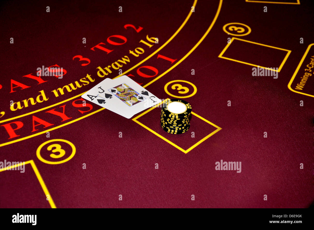 Black-Jack Black Jack Ass jack schwarzes Pik drei zu zwei schwarze weiße Chips Casino Tabelle Sieger Casinospieler Stockfoto