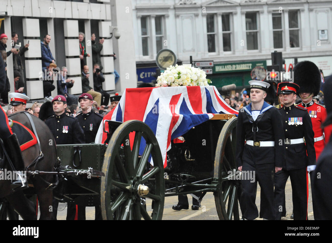 Ludgate Hill, London, Großbritannien. 17. April 2013. Der Sarg von Baroness Thatcher drapiert in einem Union Jack erfolgt in Richtung St. Pauls Kathedrale auf einer Lafette.  Der Trauerzug von Baroness Thatcher erfolgt durch die Straßen von London. Bildnachweis: Matthew Chattle/Alamy Live-Nachrichten Stockfoto