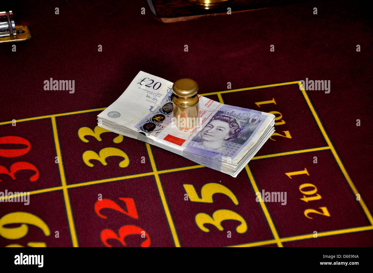 Pfund-Noten tausend Pfund dreißig sechs Gewinner Roulette Roullette Spieler Casinoable englischer Sprache Geld bundle Stockfoto