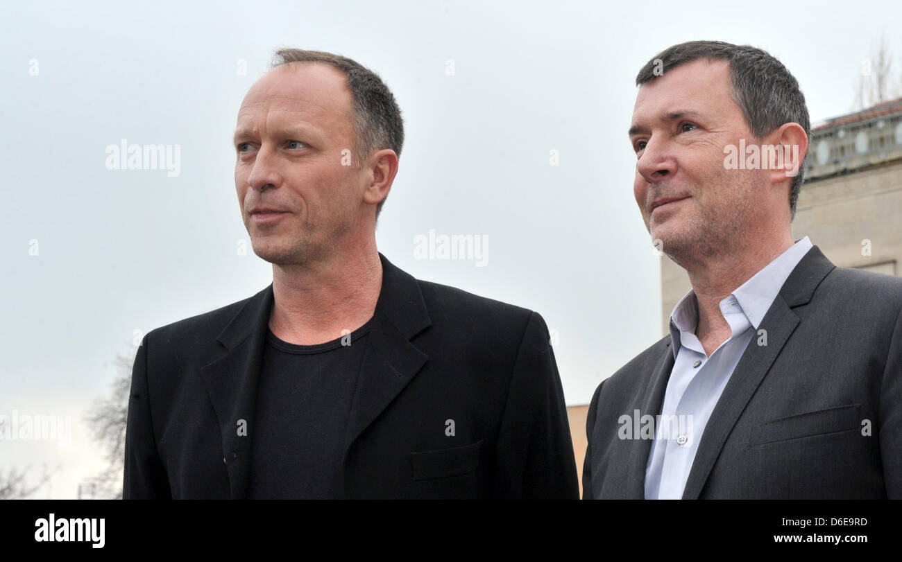 Der ehemalige und der zukünftige Direktor des deutschen National Theaters Weimar, Stephan Maerki (R) und Hasko Weber (L), posieren für Bilder am Theaterplatz vor dem Theater und dem Goethe-Schiller-Denkmal in Weimar, Deutschland, 23. Januar 2012. Herr Weber, ehemals am Schauspiel Stuttgart, beschäftigt wird Tak über 2013 von Herrn Maerki, wer den Umzug nach Bern in der Schweiz diese Su machen wird Stockfoto